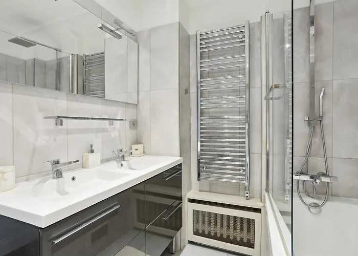 2 Bedroom Luxurious Next To Arc De Triumphe * パリ